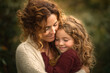 © Crowded Studio - Conexión maternal pura y amor incondicional en un cálido abrazo. Madre e hija, ambas de cabello rizado, se abrazan con los ojos cerrados.