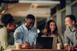 © Zamrznuti tonovi - Diverse business team collaborating during office meeting