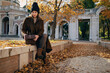 © Victor Photo Stock - Mujer joven con abrigo marrón y gorro de invierno en un entorno de parque con árboles de otoño