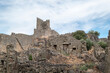 © LuIvDa - Caminho empedrado da aldeia fantasma de Marialva, revelando as estruturas de pedra rústica em ruínas e o imponente castelo medieval no ponto mais elevado em Portugal
