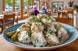 © Serjio - Deliciosa ensalada de papa servida en un restaurante acogedor con luz cálida y un ambiente relajado