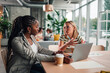 © Zamrznuti tonovi - Diverse women collaborating in modern office meeting