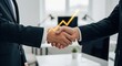 © Olga Ко - Empresarios dándose un apretón de manos con una flecha naranja de crecimiento.