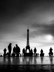  Parvis du Trocadéro et la Tour Eiffel à Paris à contre-jour