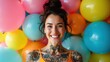 © Leonardo - Mujer sonriente con tatuajes rodeada de globos de colores en una composición lúdica