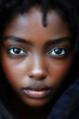 © JulieMeneghin - Portrait ultra-rapproché et intense des yeux d'une jeune femme noire sur un fond sombre, mettant l'accent sur le regard profond, beauté naturelle et puissante