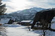 © tokoteku_2018 - 雪に覆われた合掌造り集落と壮大な雪山のパノラマ風景