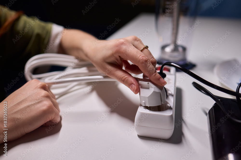 Safe plug connection demonstration, Careful connection of electrical ...