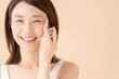 © naka - スキンケア　女性　ベージュ