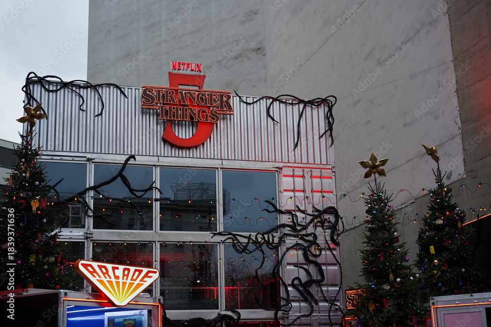 Stock Foto Netflix Stranger Things Hawkins Christmas Market Am stock-foto-netflix-stranger-things-hawkins-christmas-market-am