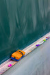 © hakofac - 黒板に並ぶ黒板消しとチョークの学校教室の静かな一場面／Eraser and chalk on classroom blackboard in quiet school scene