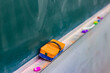 © hakofac - 黒板に並ぶ黒板消しとチョークの学校教室の静かな一場面／Eraser and chalk on classroom blackboard in quiet school scene