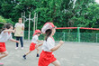 © maroke - 外で遊ぶ保育園の子どもたち