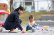 © leungchopan - Mother and baby enjoy digging stone together