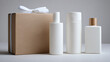 © BONI - Set de botellas cosméticas blancas con caja de cartón y lazo, presentación elegante de productos de cuidado personal