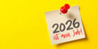 © Corri Seizinger - Silvester Neujahr Grußkarte, Karte mit deutschem Text - Notizzettel mit Reißnagel und Text: 2026 ist mein Jahr, isoliert auf gelbem Hintergrund