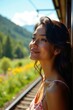 © Leonardo - Una mujer joven disfruta de un viaje en tren contemplando los bosques