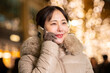 © naka - スマホを持った女性　クリスマスイルミネーショ