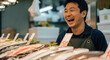 © sparker - 魚屋さんや鮮魚スタッフ、漁協の組合員、魚市場の関係イメージ、常連のお客さんと笑顔で会話をする笑顔とコピースペース