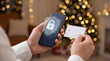 © Coo - クリスマス商戦のオンライン決済を守るサイバーセキュリティ概念スマホとカードのクローズアップ背景ぼけライト-生成AI