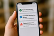 © Creative mind - Mobile phone screen displaying delivery status notifications.