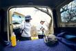© Hideo Tsuto field - アウトドアを楽しむ中高年女性が車の荷台で準備をする様子