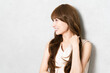 © aijiro - ポージングをするロングヘアの女性　ビューティイメージ