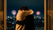 © Felipe - Abrazo de consuelo y apoyo emocional con ciudad nocturna y fuegos artificiales desenfocados, bienestar, empatía y salud mental