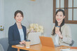 © HML - 綺麗なオフィスで働く若い女性