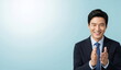 © eunhi - 정장 차림으로 박수 치며 웃는 아시아 남성 · Smiling Asian Businessman in Suit Clapping Hands