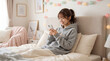 © hakase420 - 自宅でスマートフォンを見る女性