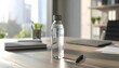 © EBG Stock Studio - Botella de agua reutilizable sobre escritorio de oficina moderna con portátil y luz natural