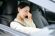 © Peak River - 車の中で疲れを感じる女性