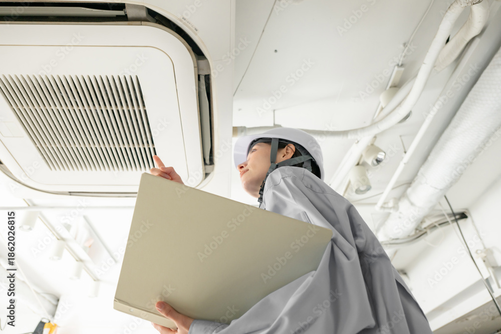空調設備の点検をする女性
