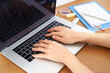 © webbiz - ノートパソコンを使う手元　ビジネスタイトル変更