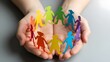 © youns - Manos de enfermera abrazando cadenas de papel de diversas figuras humanas, que simbolizan la neurodiversidad, la concienciación sobre el autismo, el apoyo comunitario y un enfoque de atención sanitari