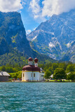 Schöner Blick auf den Königssee, mit der berühmten Wallfahrtskirche St. Bartholomä. In Bayern, Deutschland.