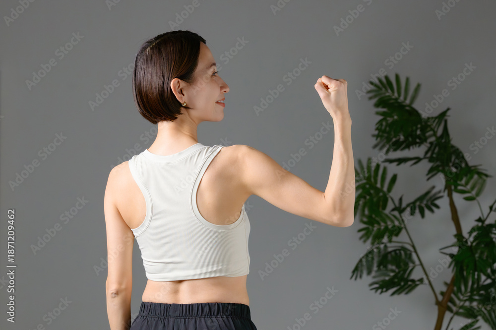 筋トレをする女性の後姿