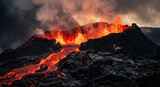 Aktywna erupcja wulkanu z płynącą lawą w nocy, potęga natury