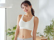 © Jumpei - スポーツブラ姿で健康的に微笑む女性が自宅でフィットネスを楽しむ爽やかなライフスタイル