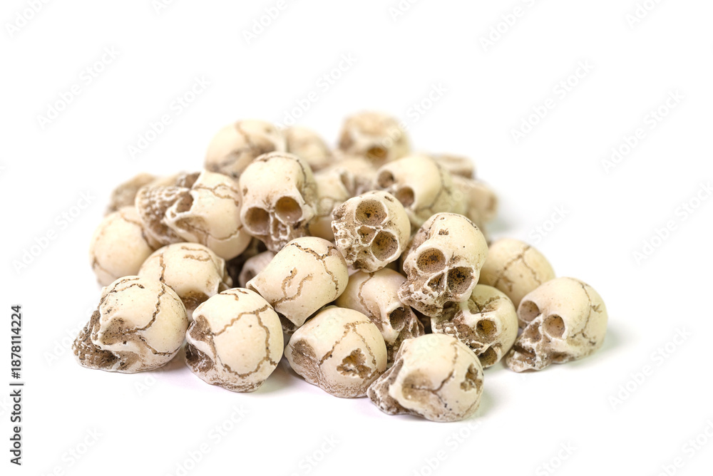 Viele Totenköpfe vor weißem Hintergrund