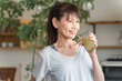 © buritora - Middle-aged women drinking smoothies and vegetable juices to maintain their health