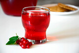 Zdrowy napój z czerwonych owoców, sok z czerwonych porzeczek, napój z czerwonych porzeczek, red fruit drink, redcurrant compote
