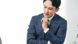© metamorworks - 考える、疑問、悩む、ビジネスパーソン、不安、心配、男性、不満、問題、トラブル、ビジネス、スーツ、仕事、職場、オフィス、会議、ミーティング、打ち合わせ、白バック、悩み、迷う、シリアス、課題、企業、会社員、サラリーマン、人材、思考、検討、経営、ビジネスマン、日本人、働く、研修、相談、商談、表情、真剣、ビジネスシーン、営業、コピースペース、30代、20代、若い、室内、上司、悔しい、失敗、後悔、人物