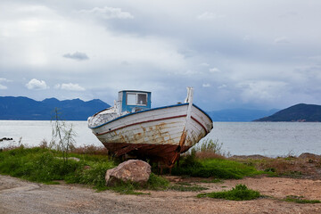 Naklejka na meble vecchia barca da pesca sulla spiaggia