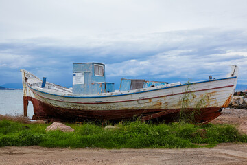 Naklejka na meble barca da pesca vecchia e abbandonata in spiaggia