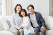 © naka - ソファに座る家族