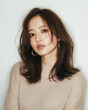 © SHIHO - スキンケア, ヘアスタイル, メイク, ファッション, 日本人, 女性, 20代, アジア人, 美人, ポートレート, 美容, スキンケア, 美肌, ナチュラル,    白, 清潔感, 透明感, ライフスタイル, 若い, 可愛い, 清楚, モデル, 屋内, 明るい, 柔らかい光, コピースペース, 広告, ウェブ素材, 化粧品, エステ, 健康, 爽やか, 上品, 微笑み, 視線, 高画質, Z世