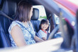 © maroke - お母さんと車に乗る小さな女の子