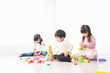 © maroke - ブロックで遊ぶ子どもたち